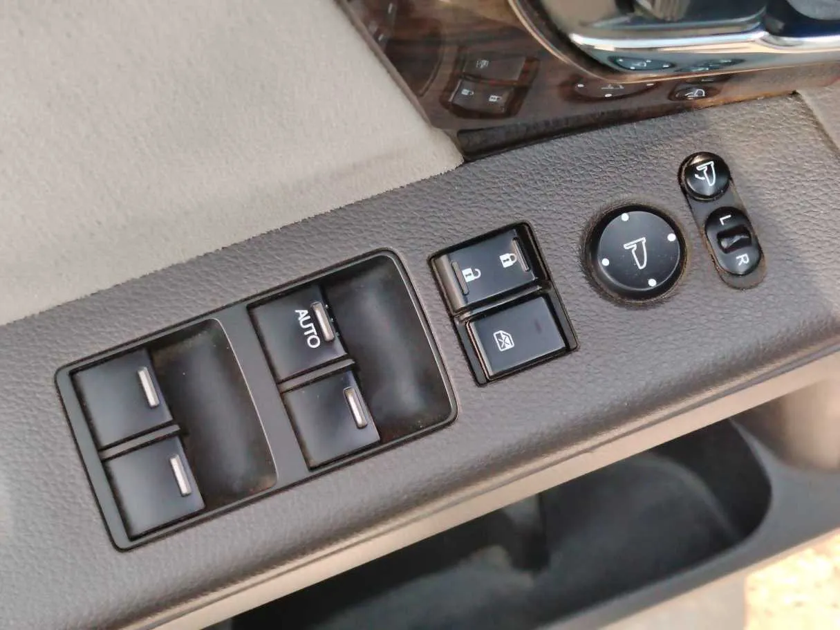 Car image 28