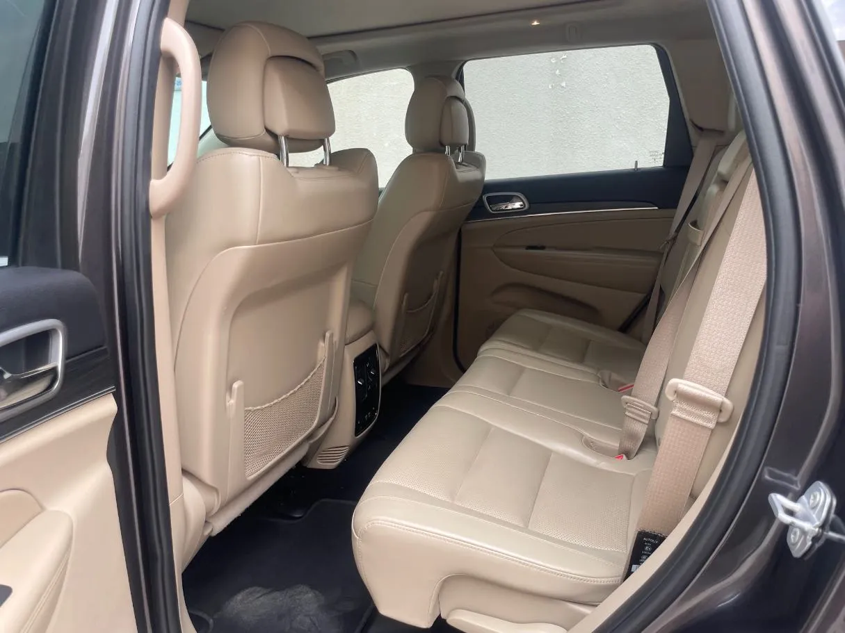 Car image 16