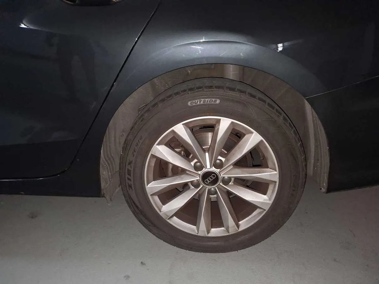 Car image 9