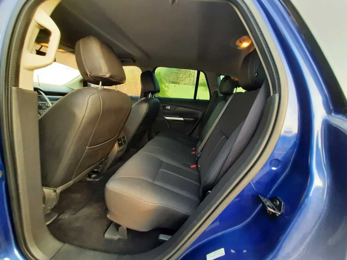 Car image 12