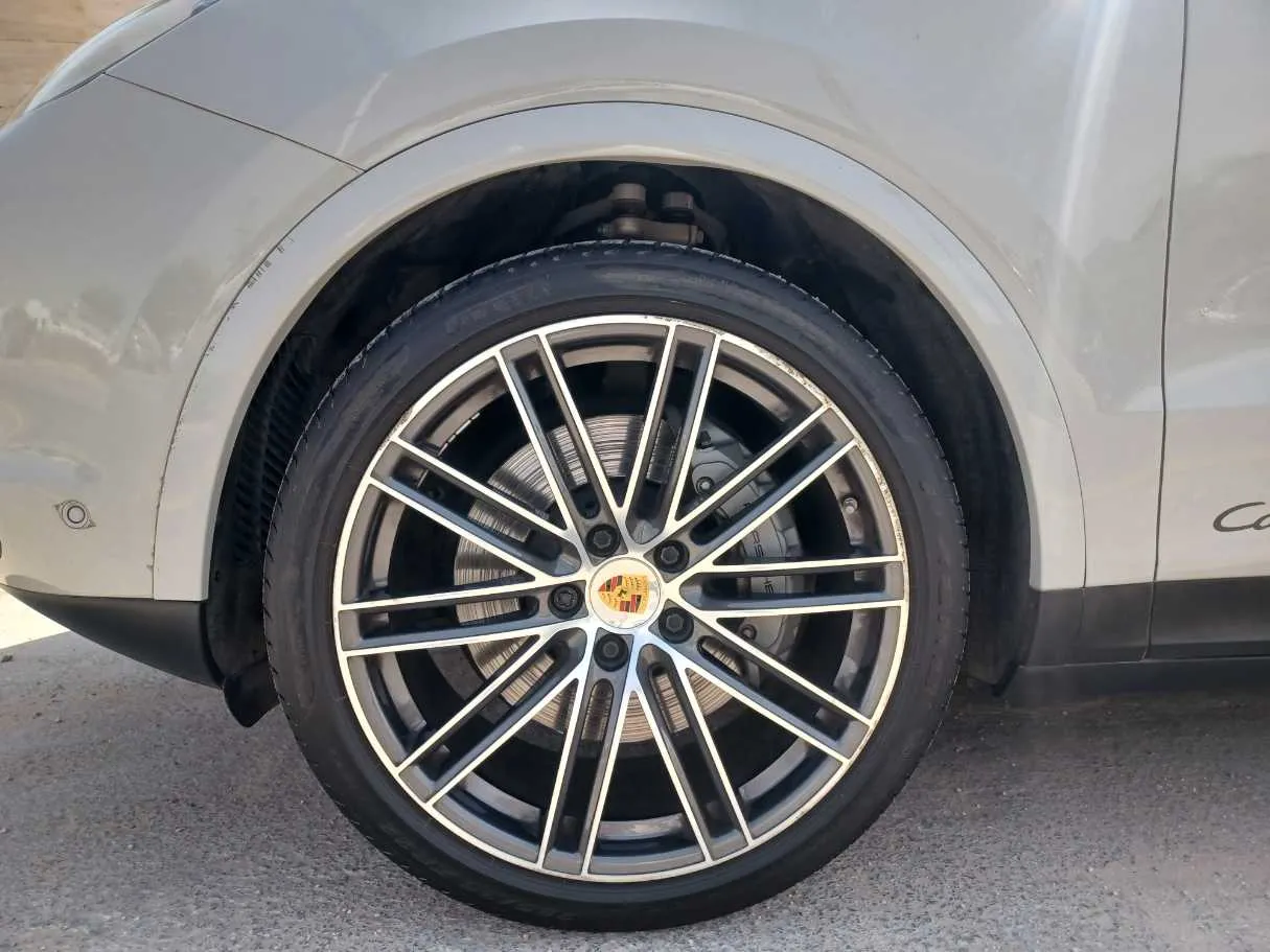 Car image 9