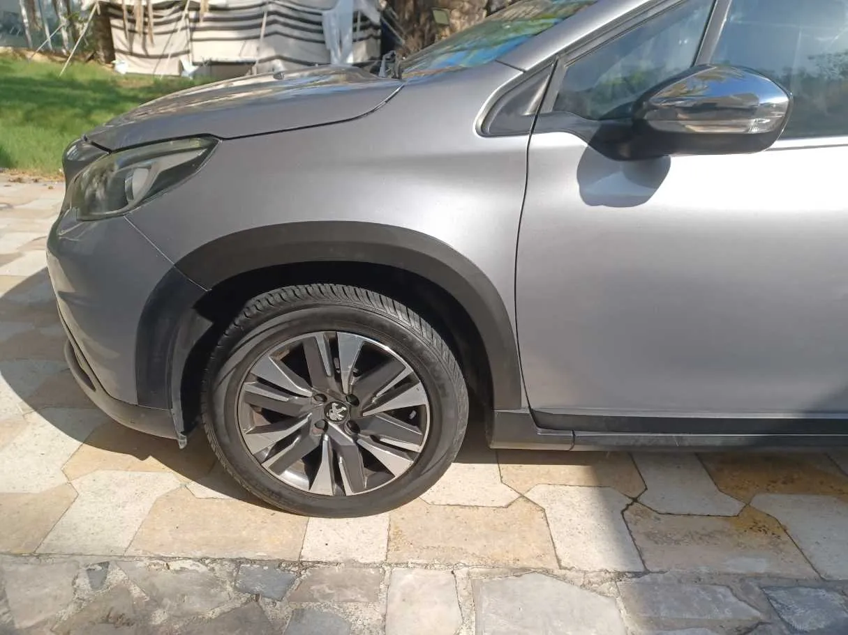 Car image 9