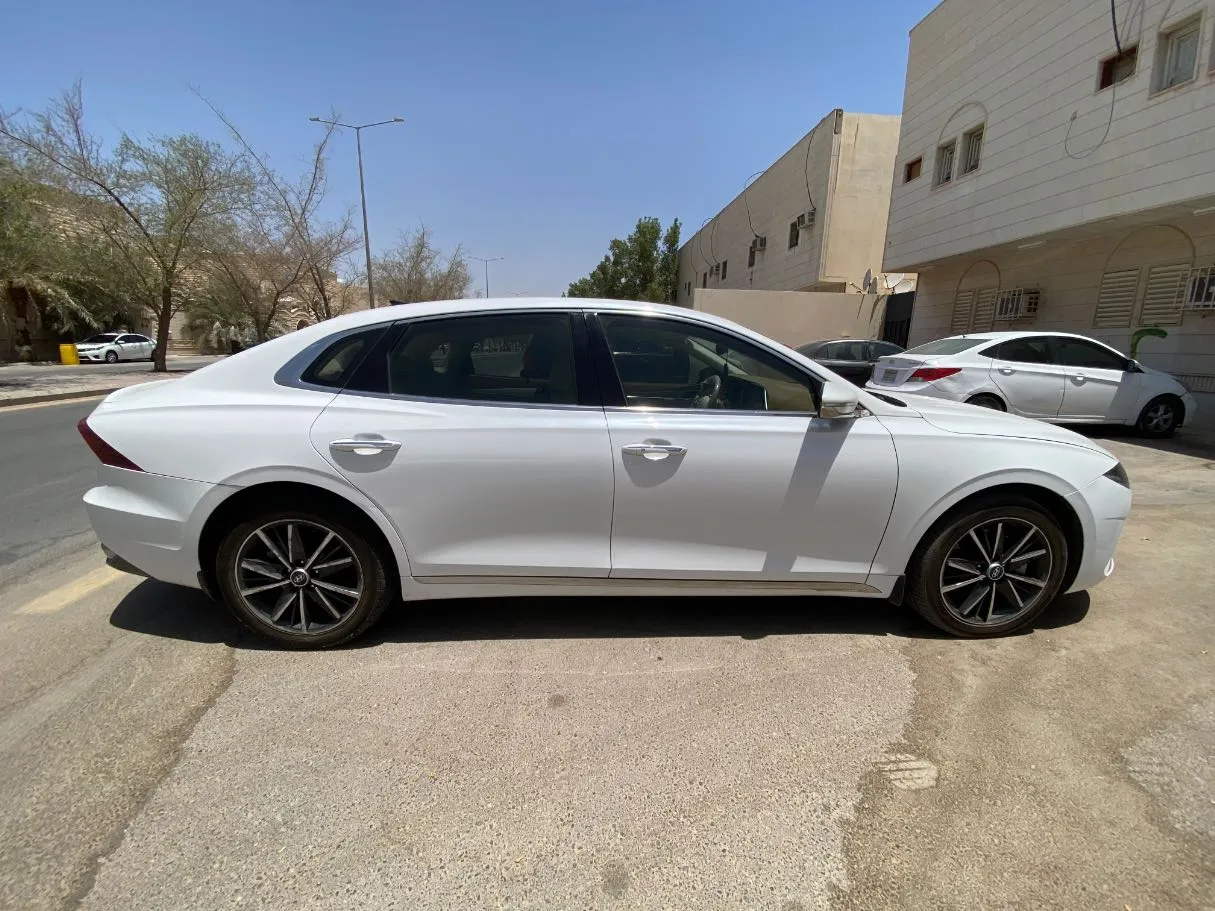Car image 4
