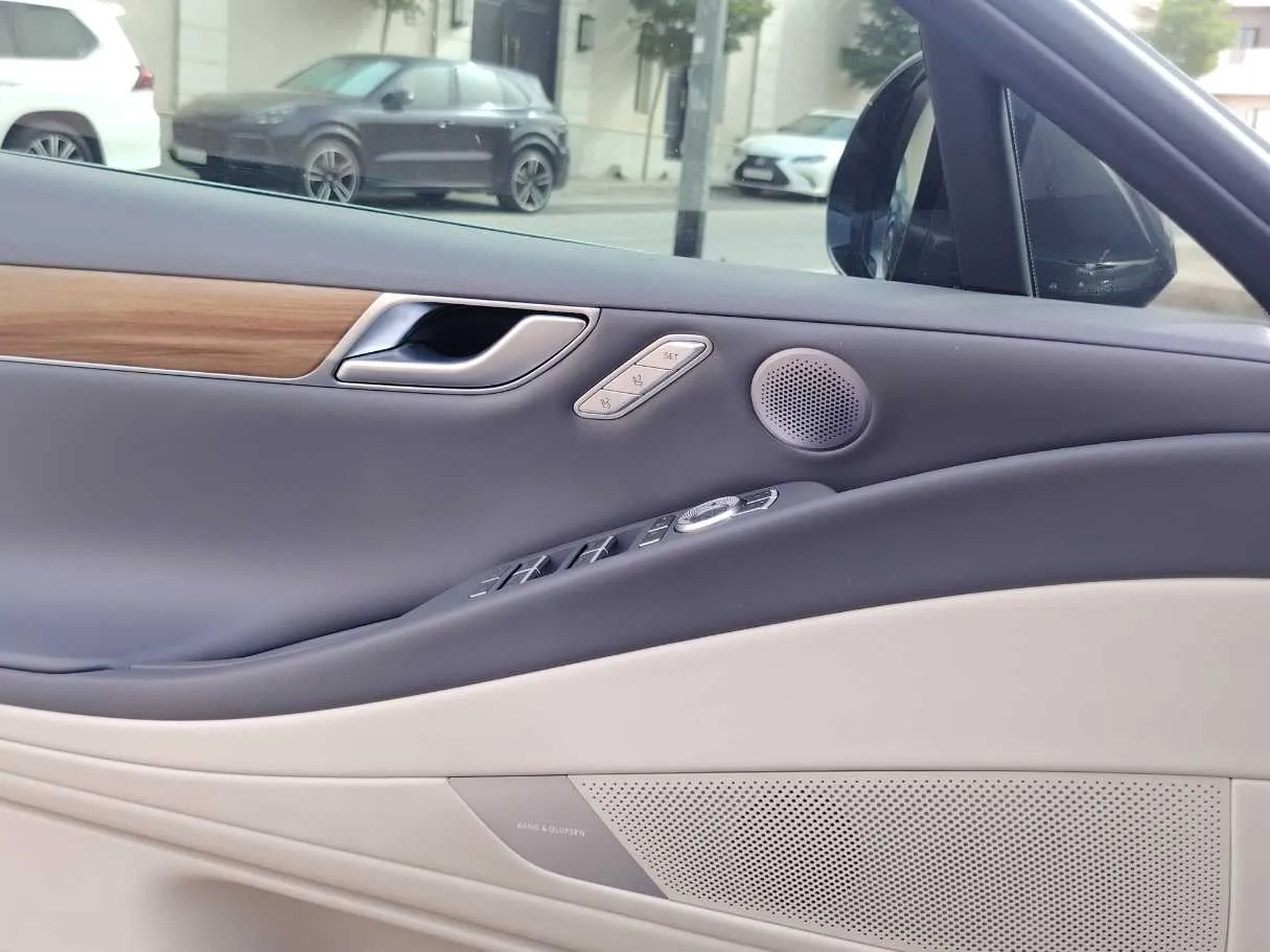 Car image 30