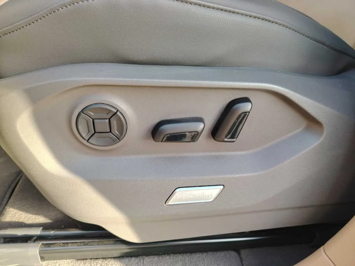 Car image 40
