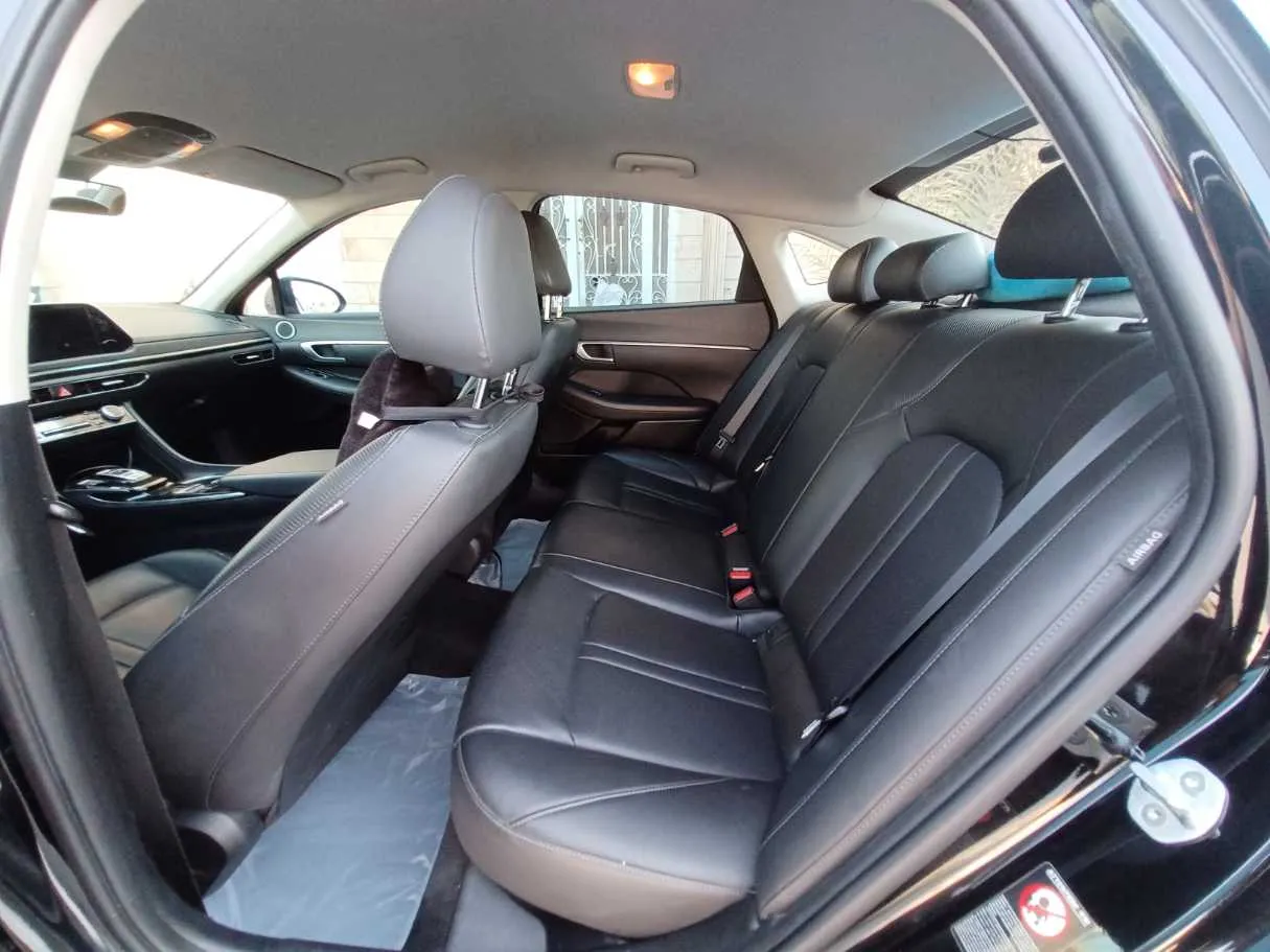Car image 12