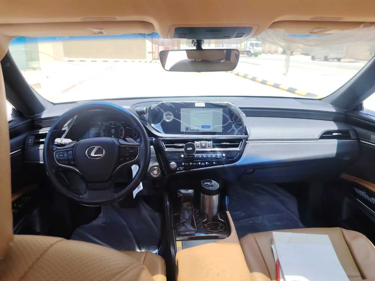 Car image 19