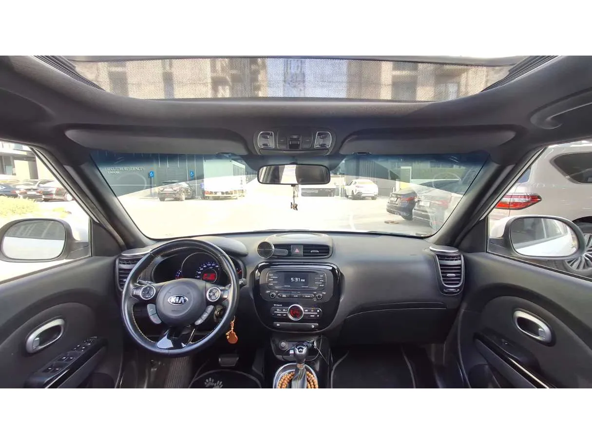 Car image 16