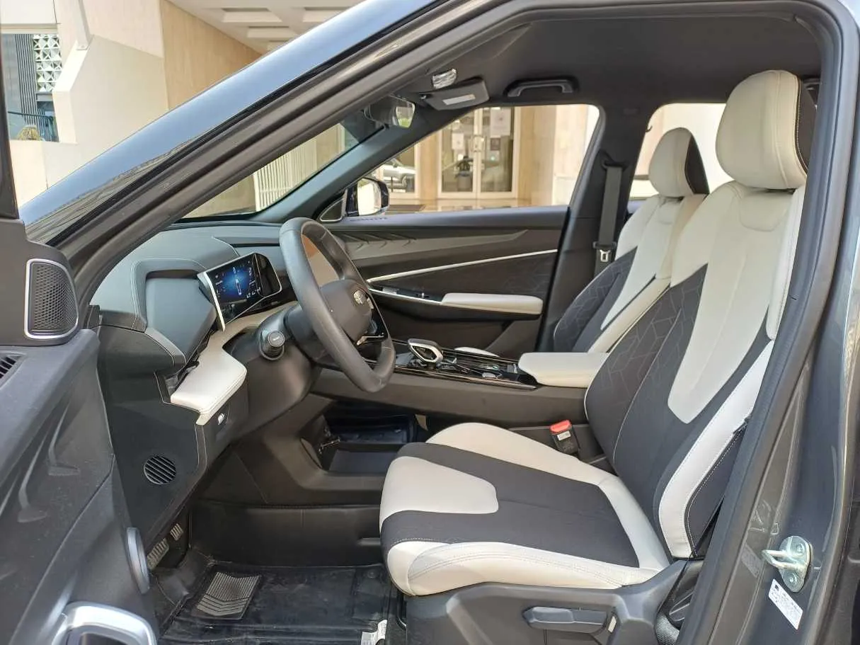 Car image 12