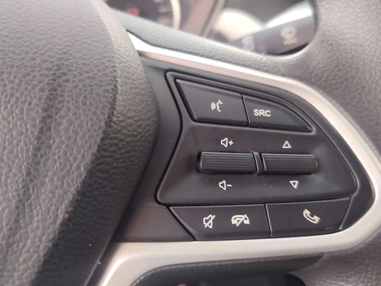 Car image 25
