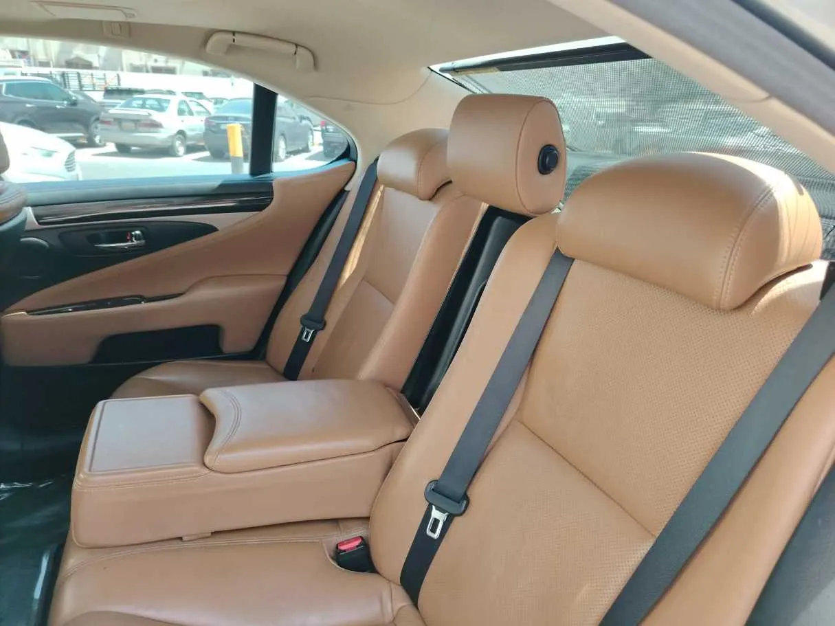 Car image 19
