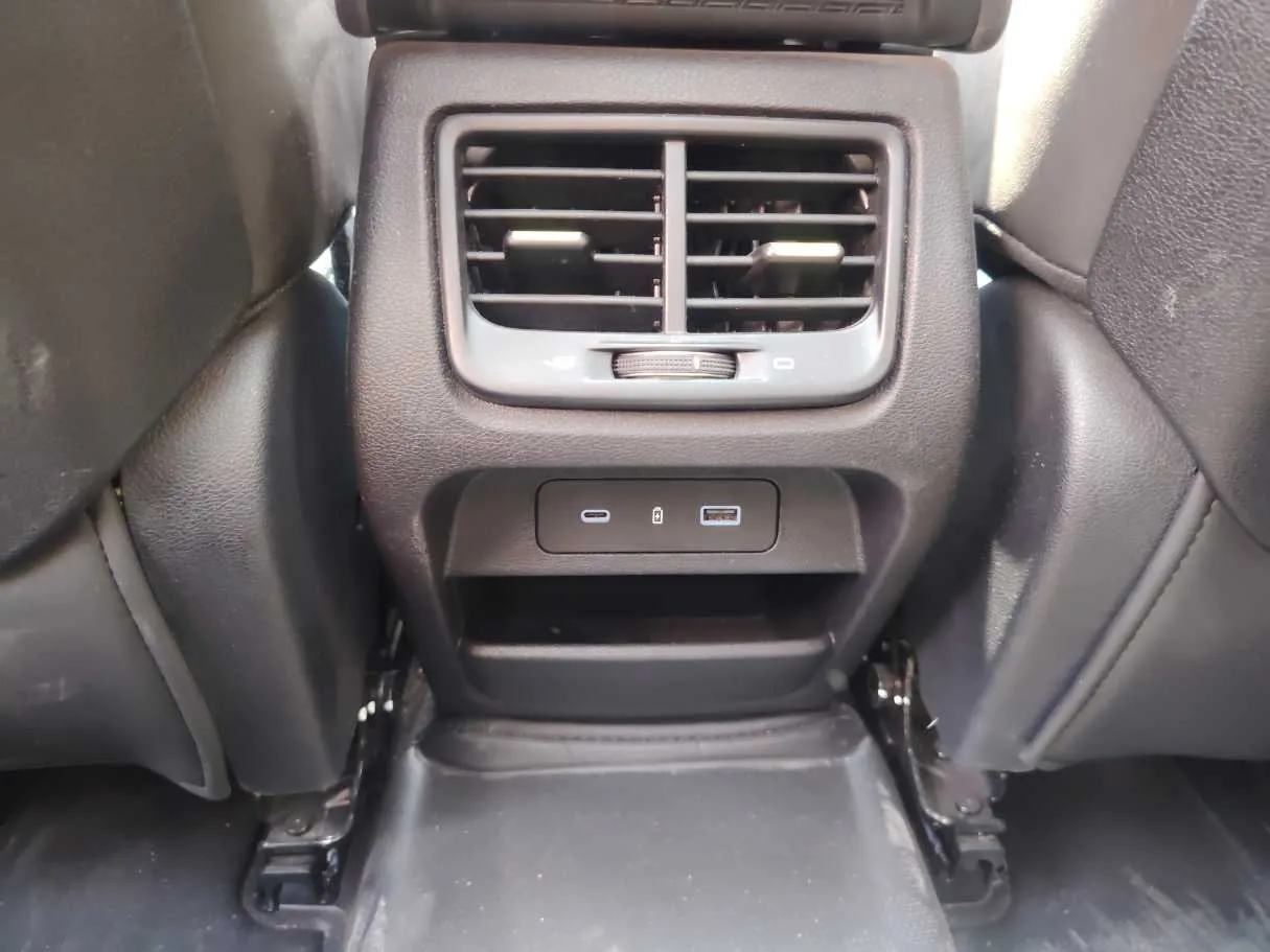 Car image 28