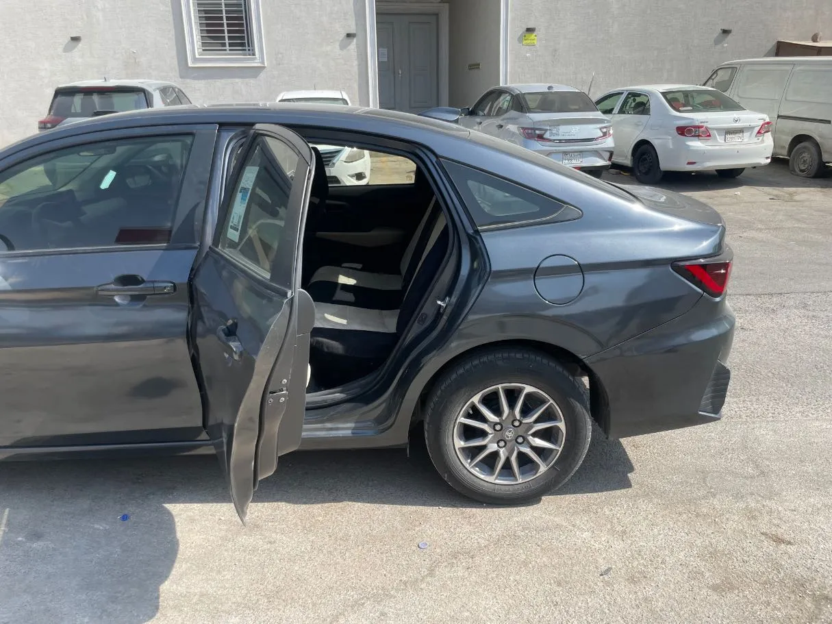 Car image 14