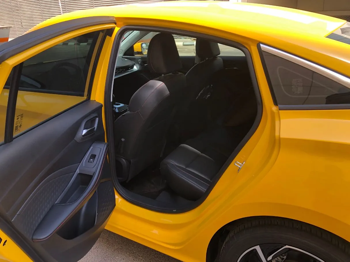 Car image 12