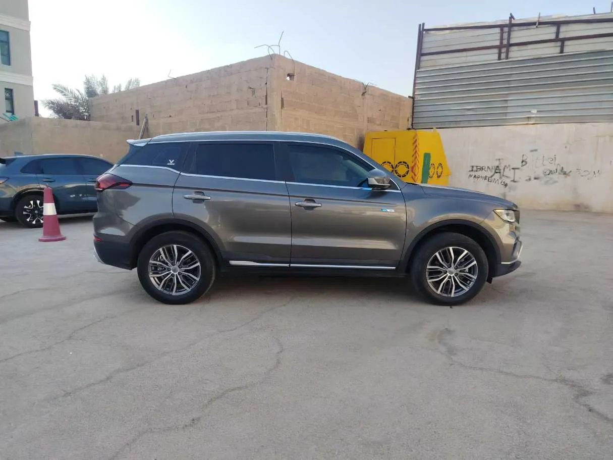 Car image 4