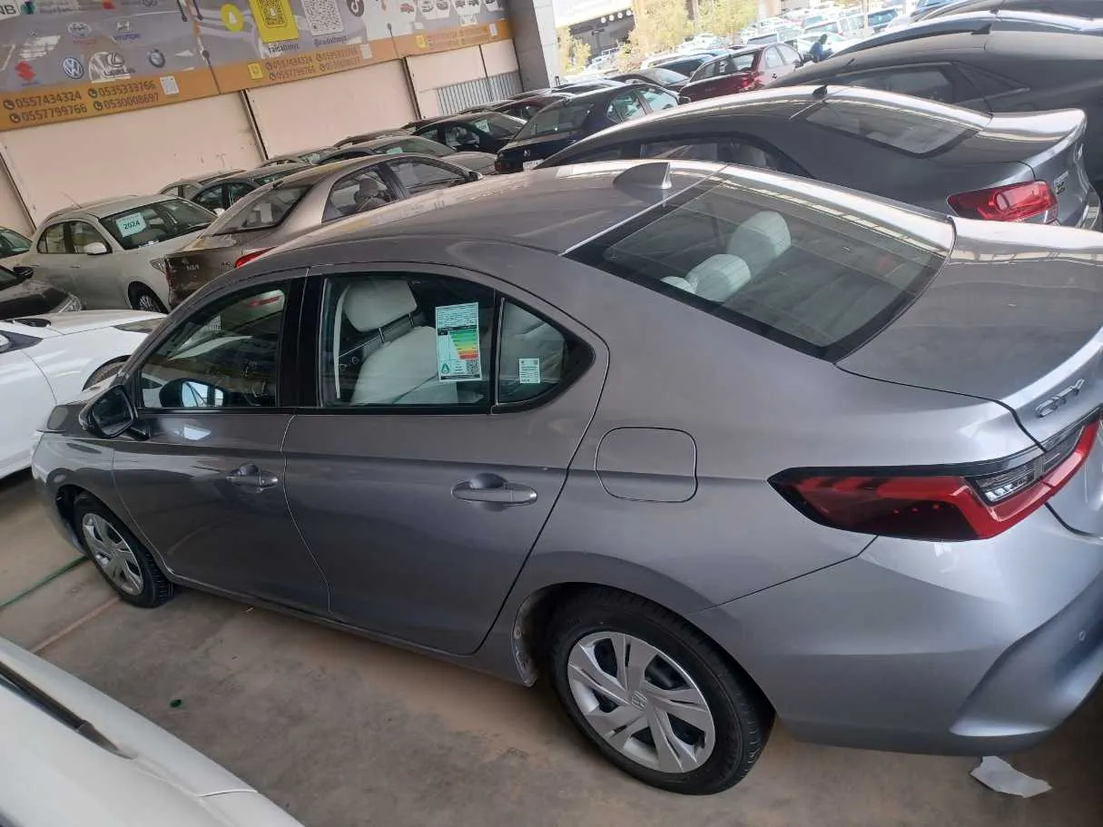 Car image 8