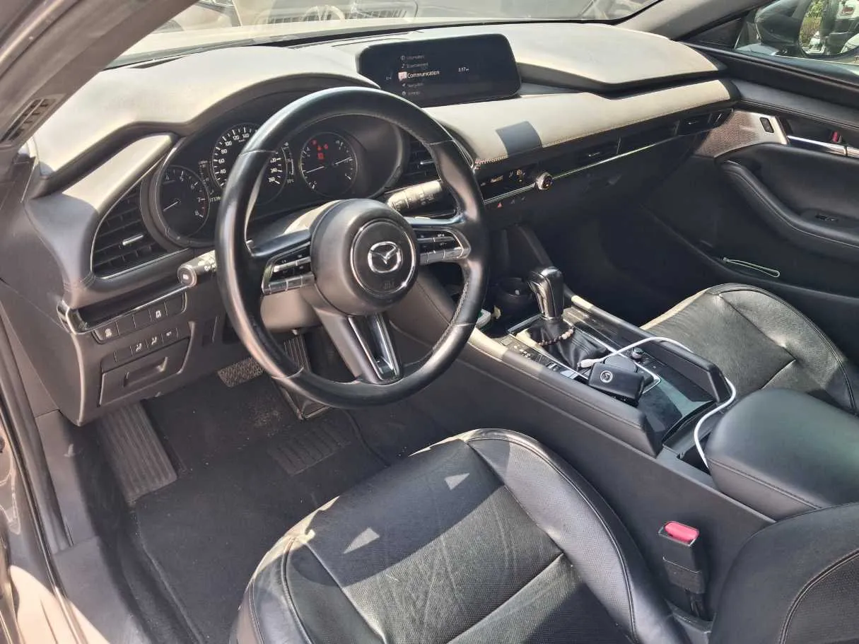 Car image 11