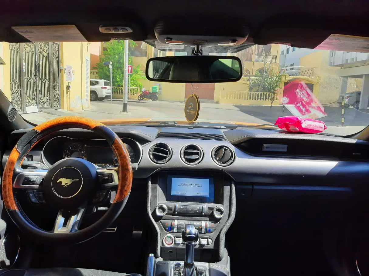 Car image 14