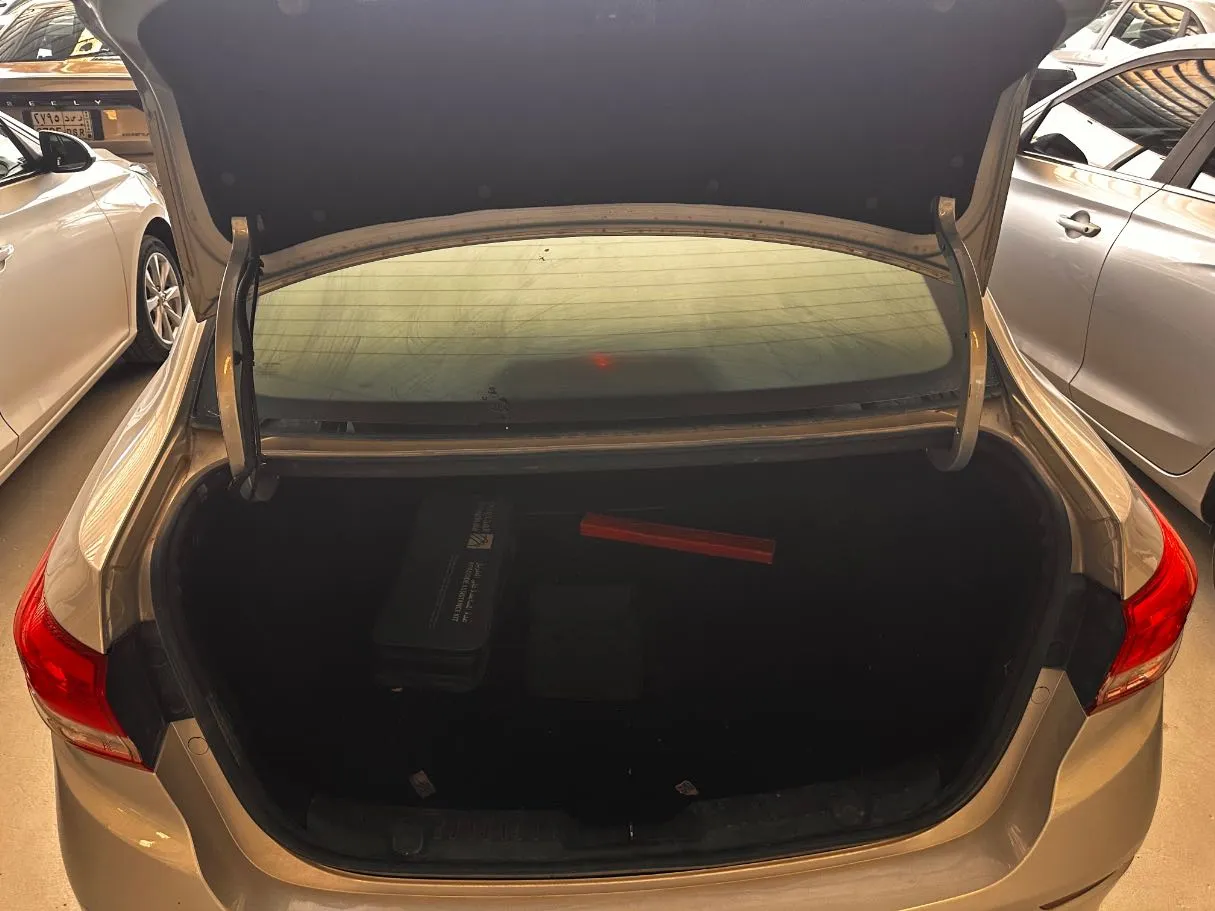 Car image 19