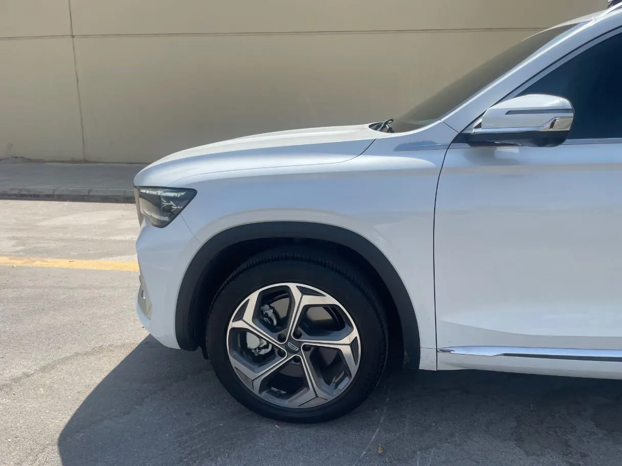Car image 9