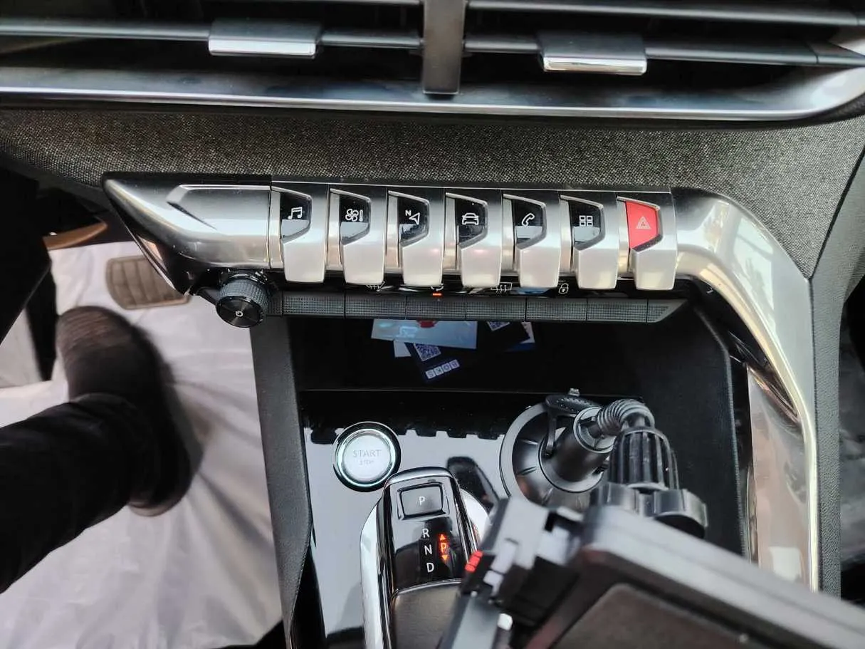 Car image 25
