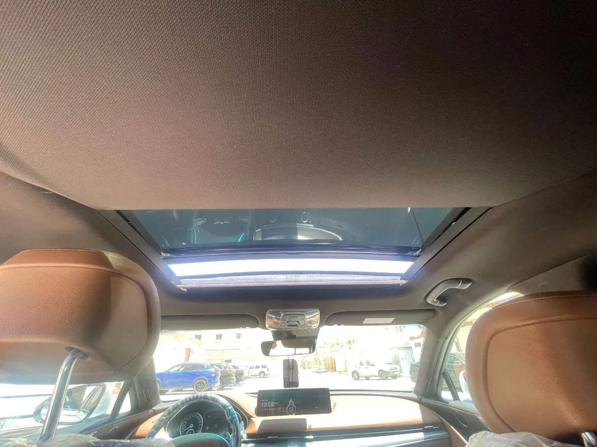 Car image 18