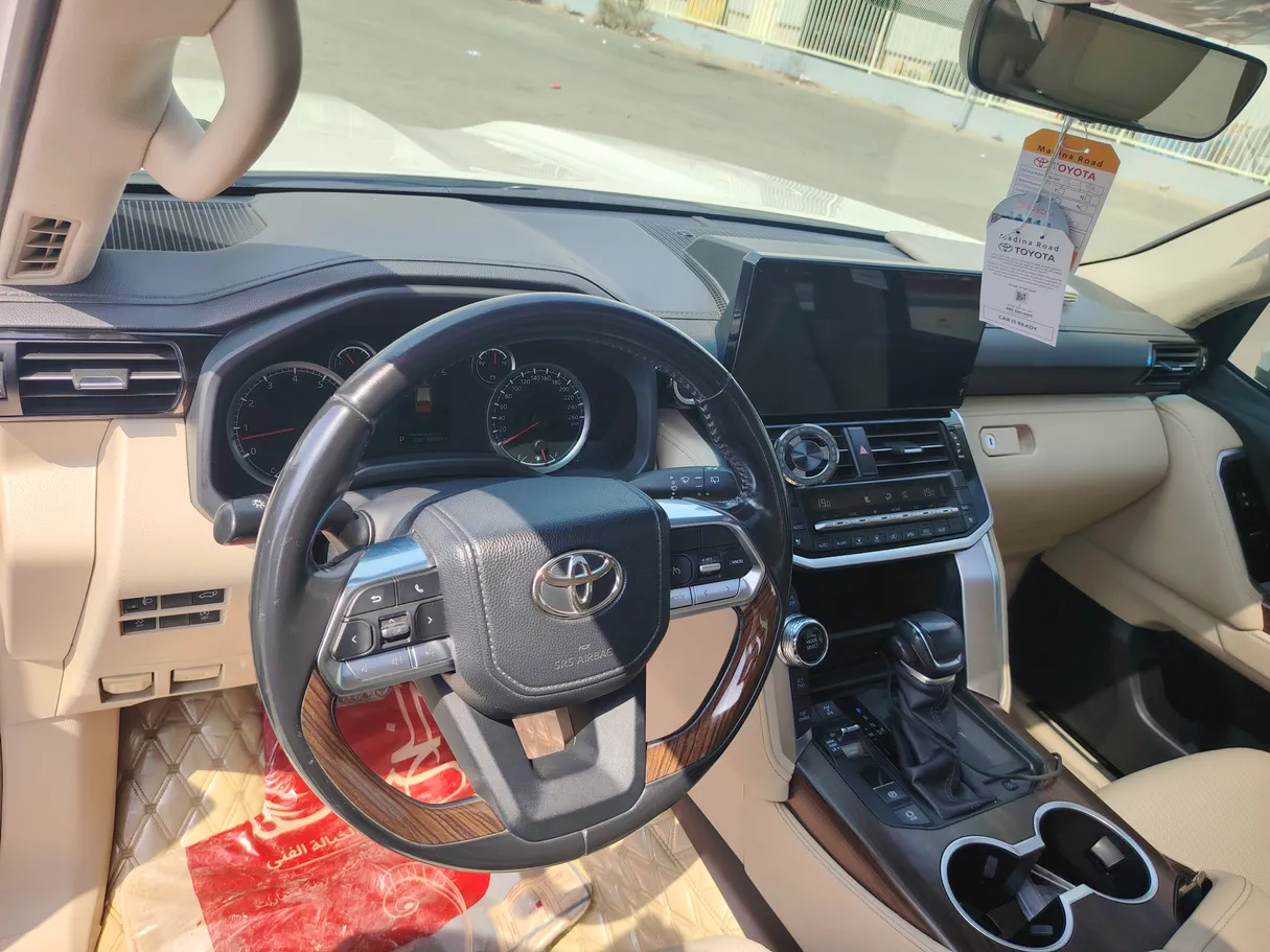 Car image 12