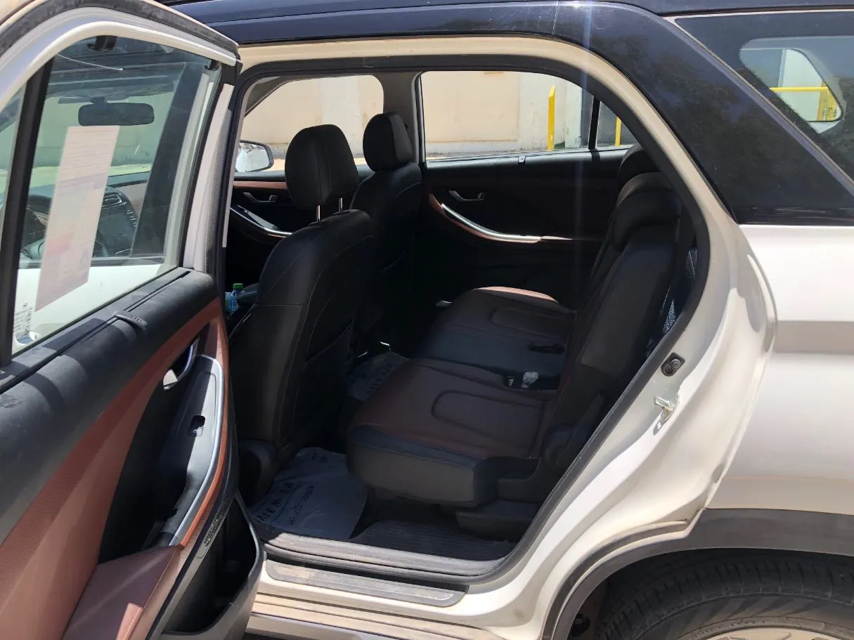 Car image 14