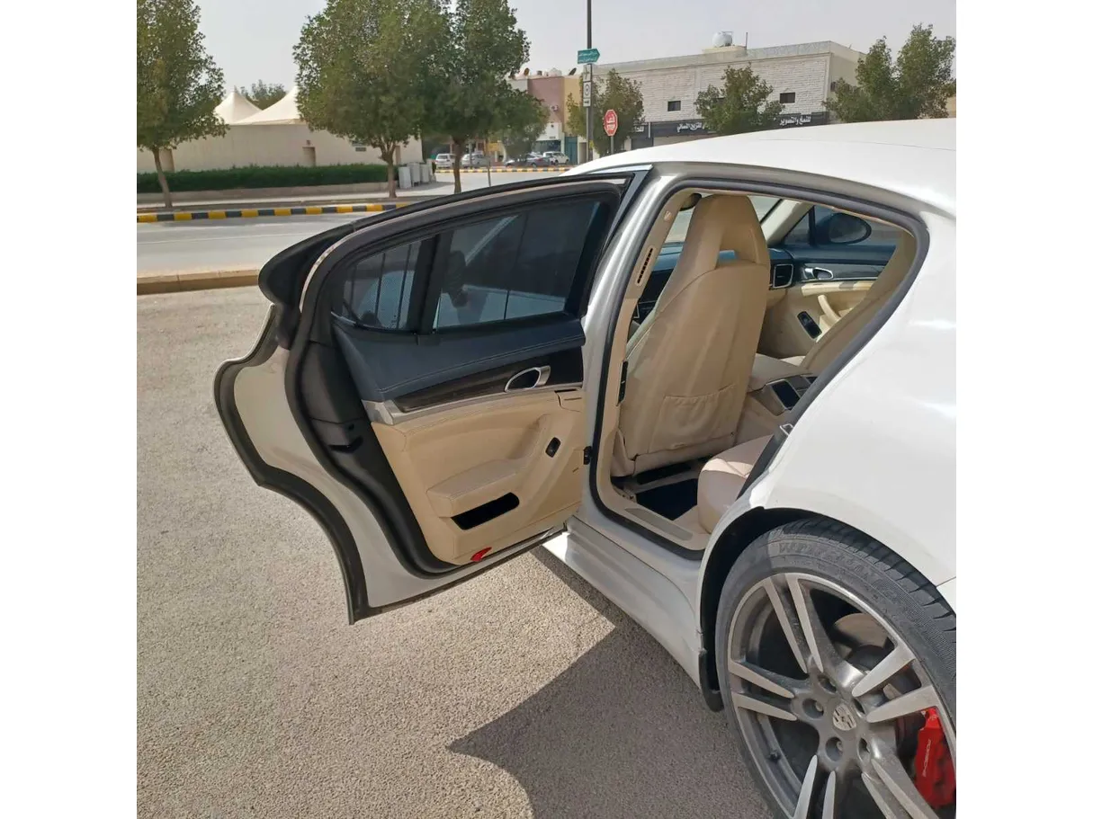 Car image 13