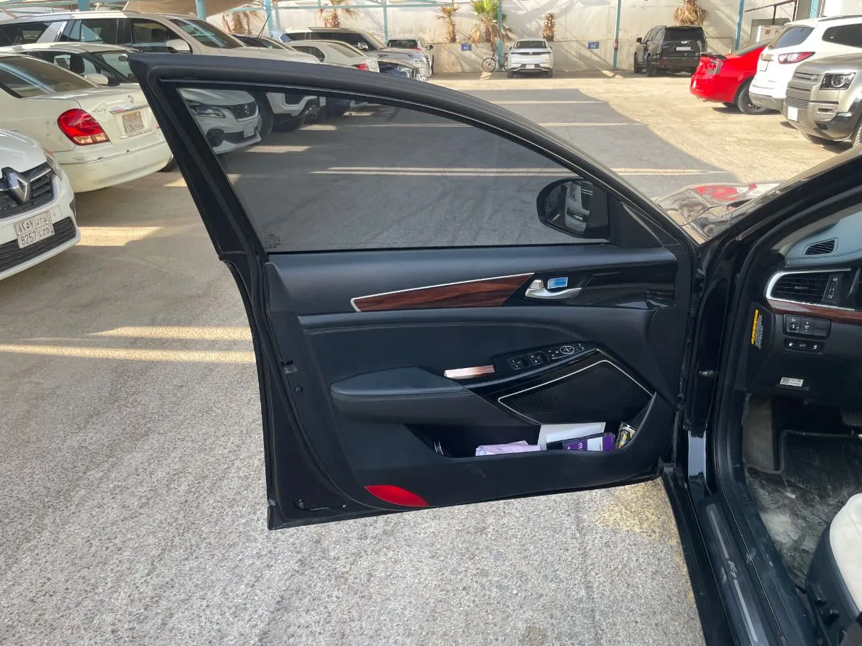 Car image 9
