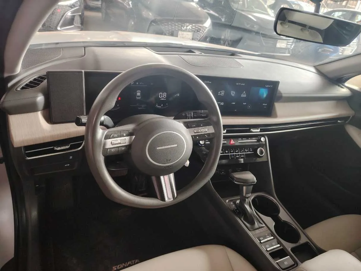 Car image 14