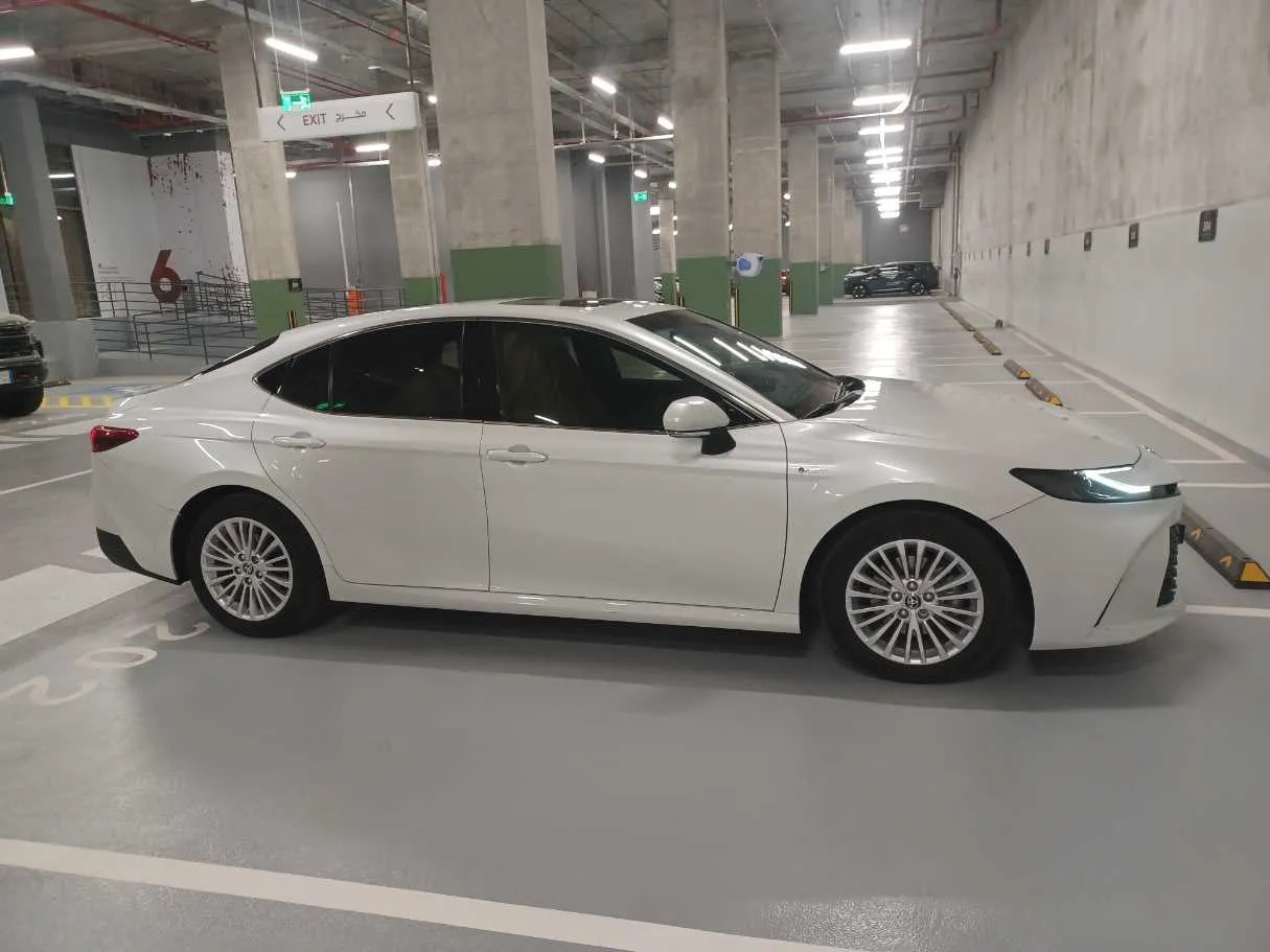 Car image 4