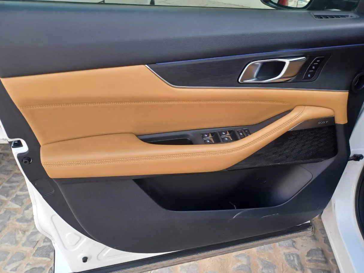 Car image 10