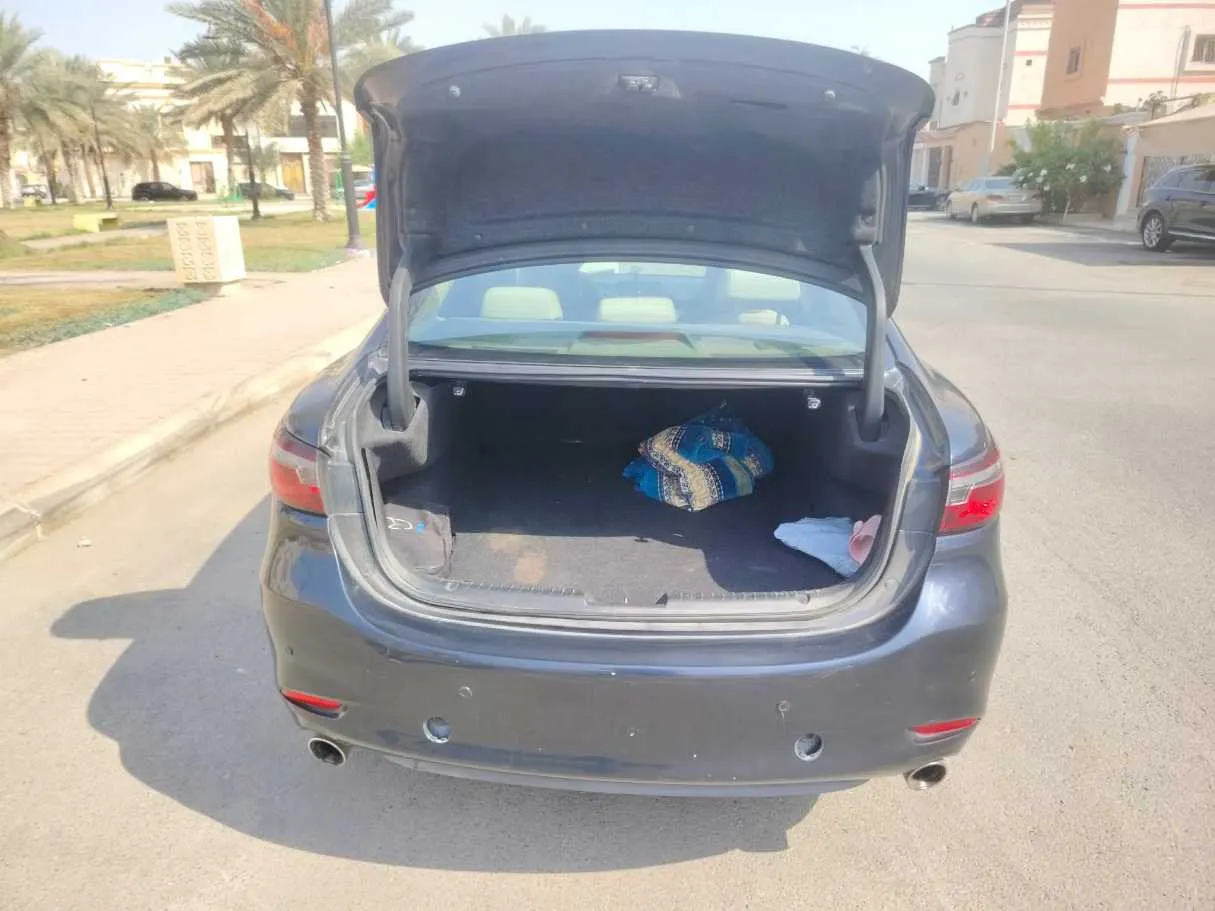 Car image 30