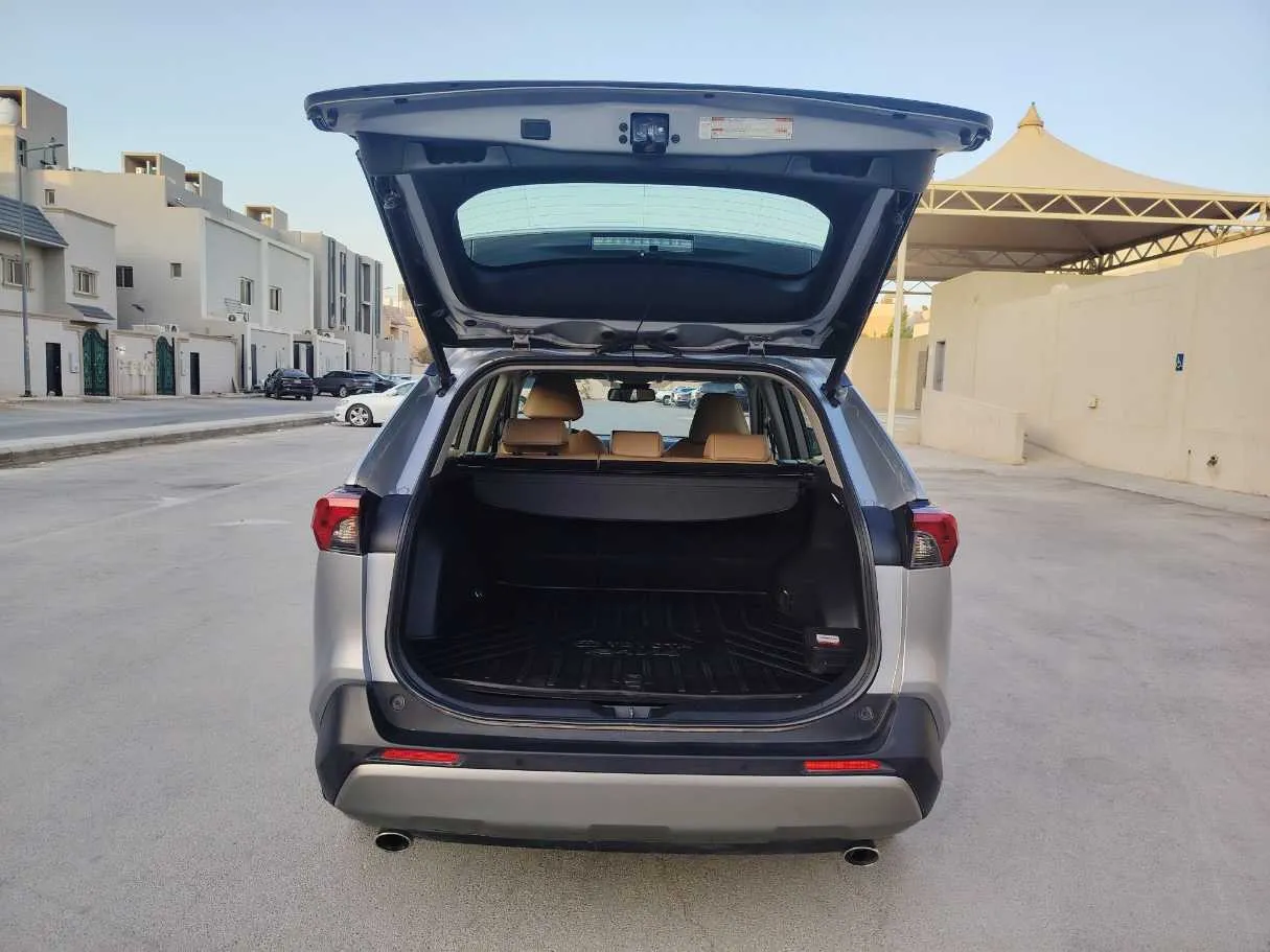Car image 25
