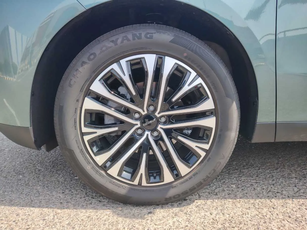 Car image 9