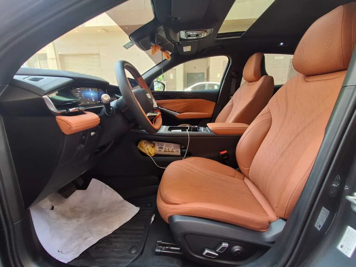 Car image 12