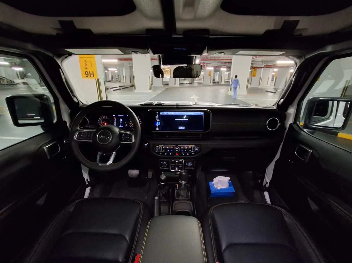 Car image 14