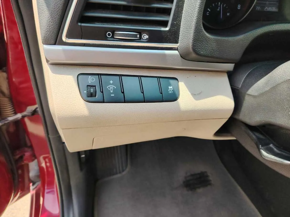 Car image 35
