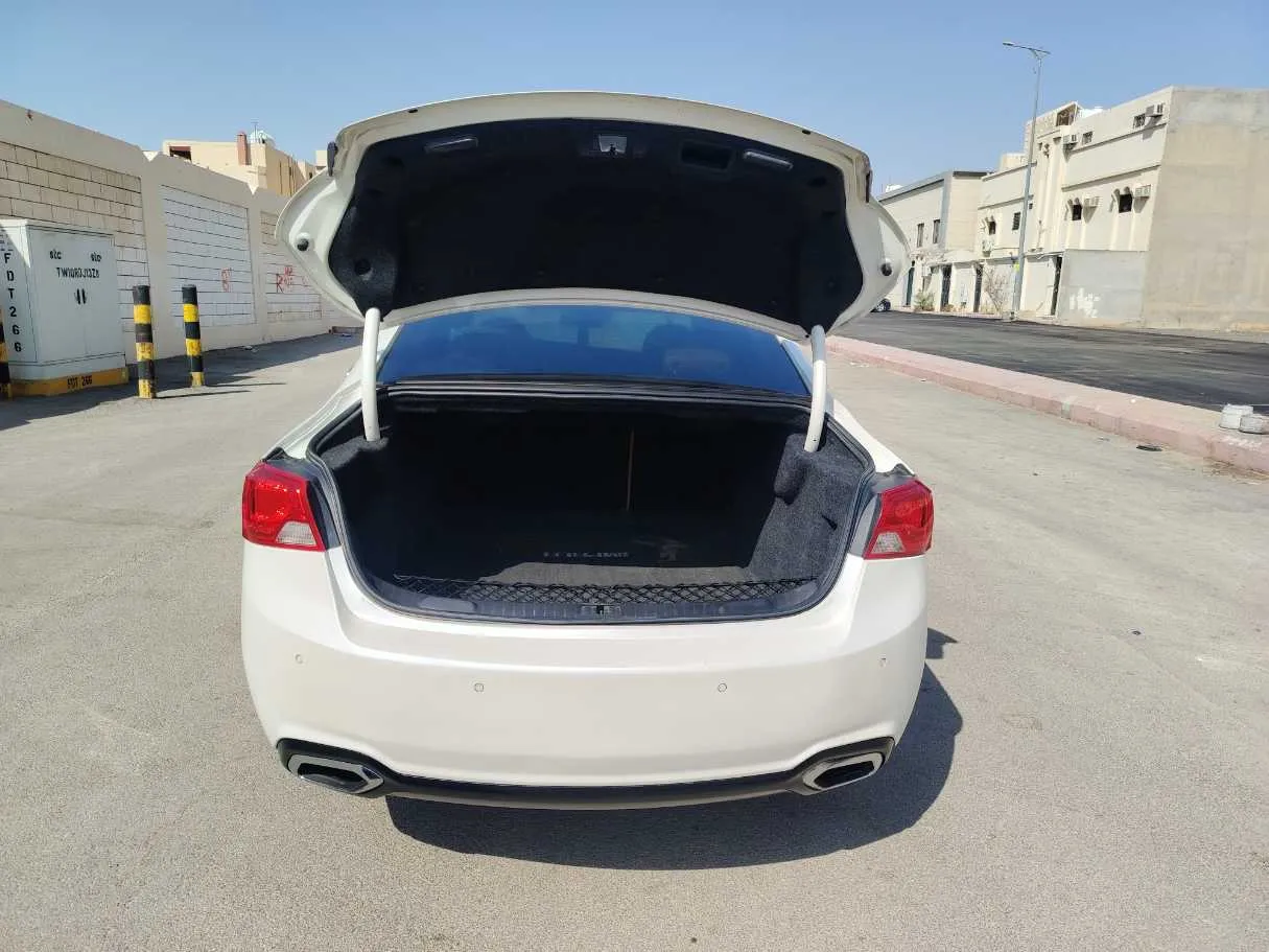 Car image 25