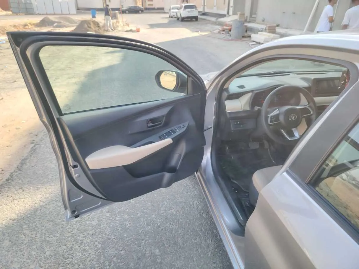 Car image 12