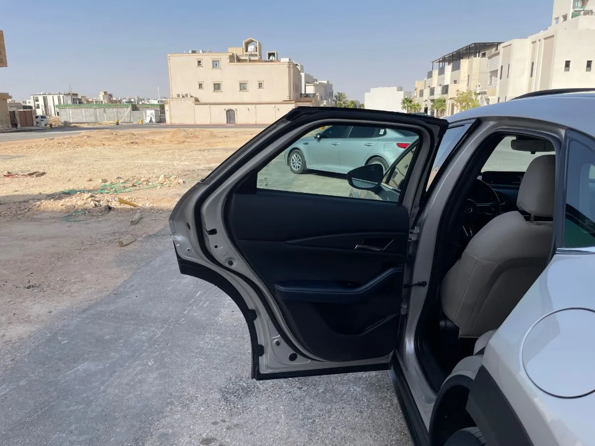 Car image 14