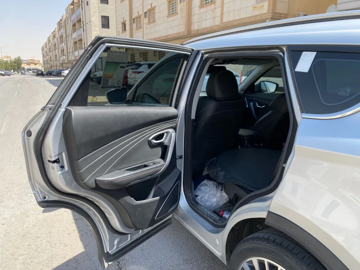 Car image 12