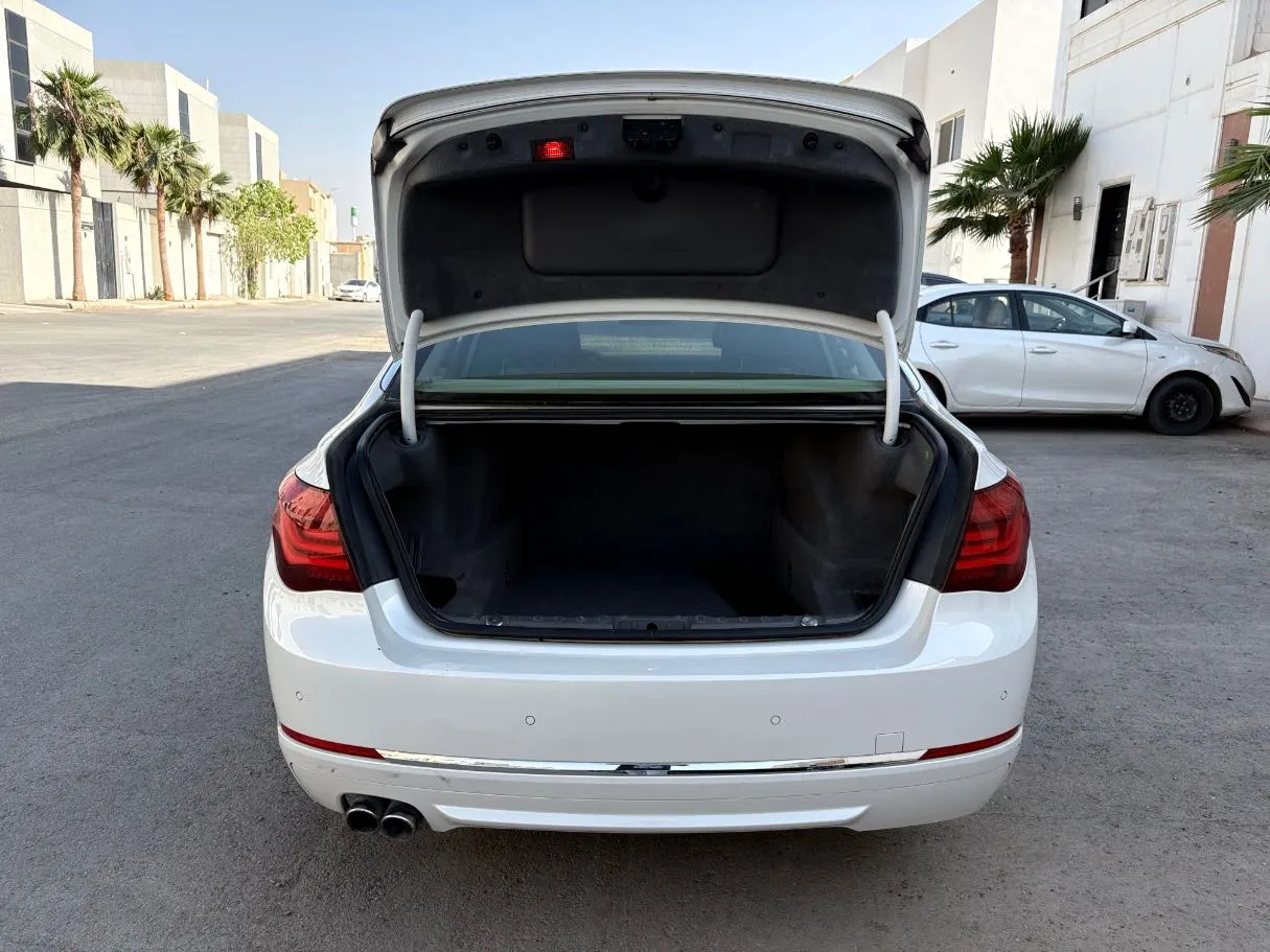 Car image 25