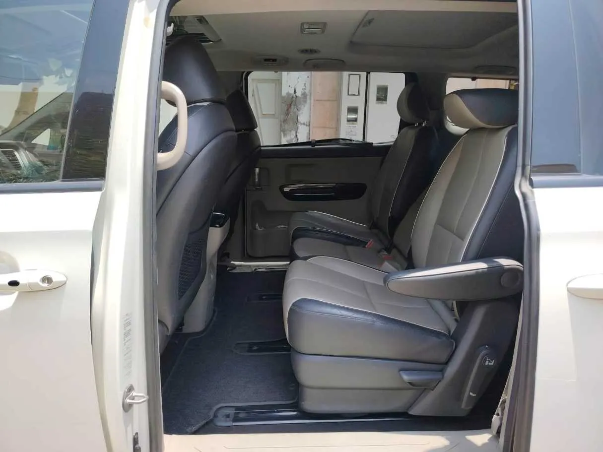 Car image 14