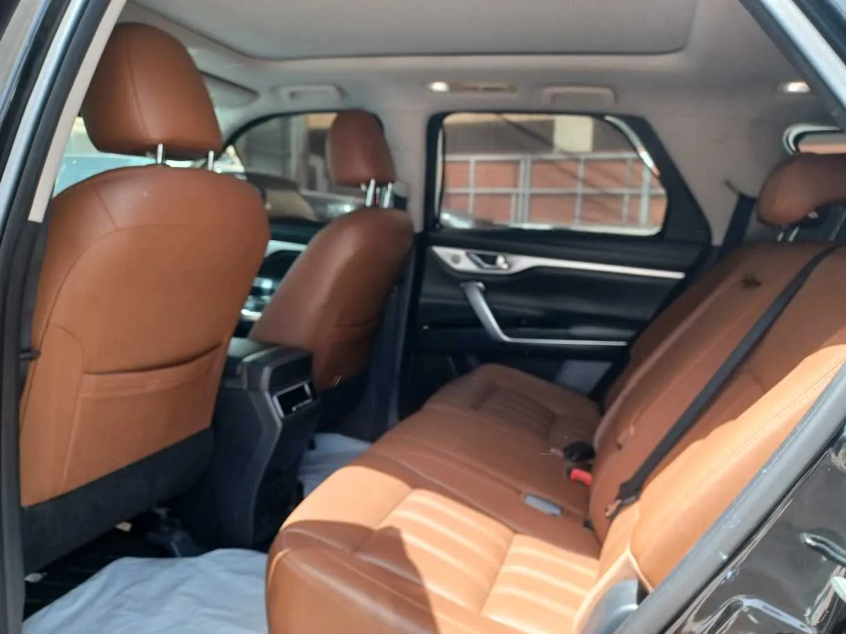 Car image 14