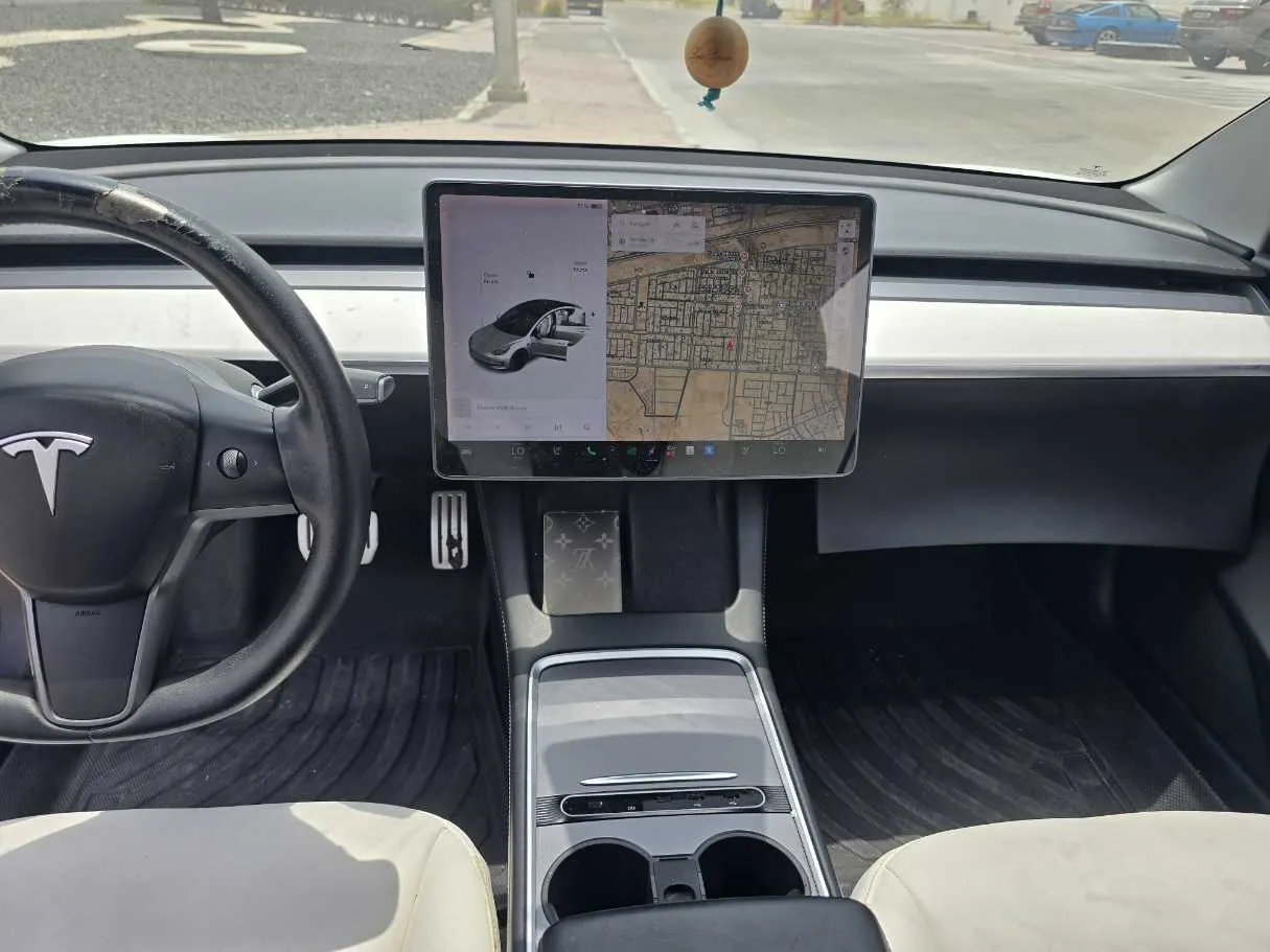 Car image 16