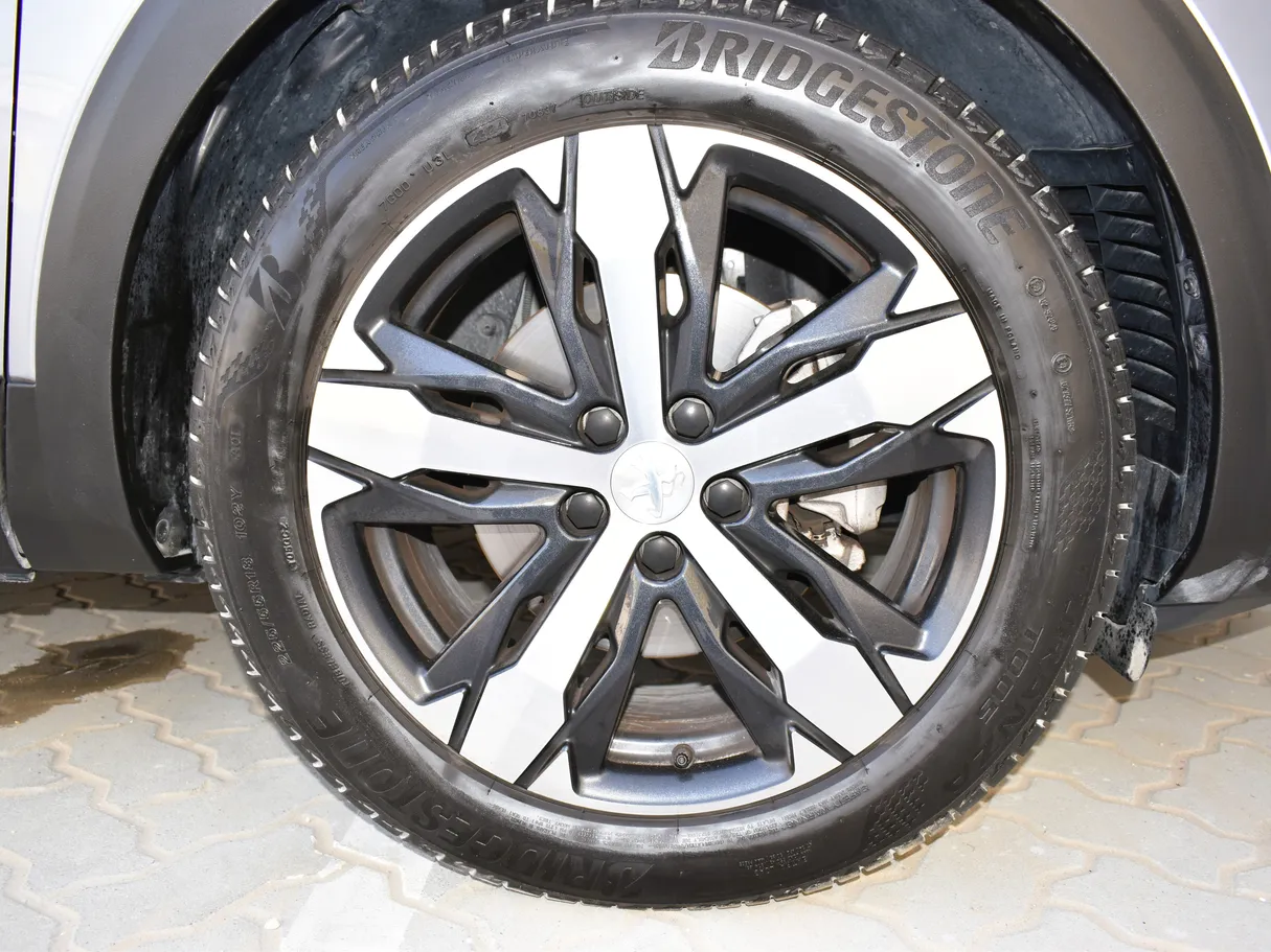 Car image 14