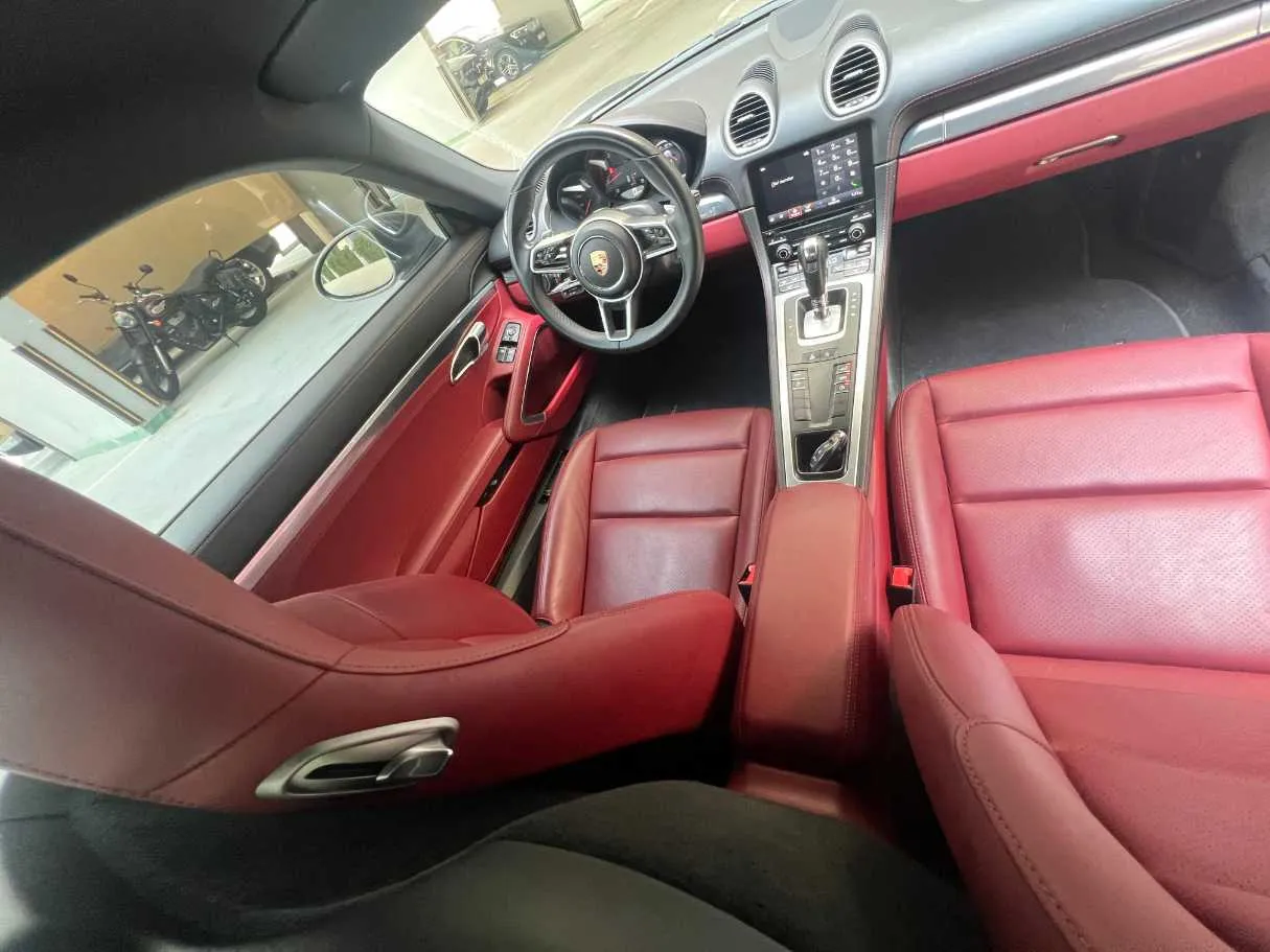 Car image 12