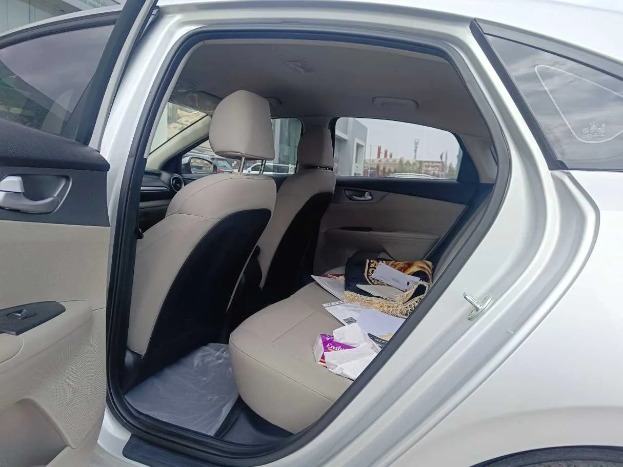 Car image 16